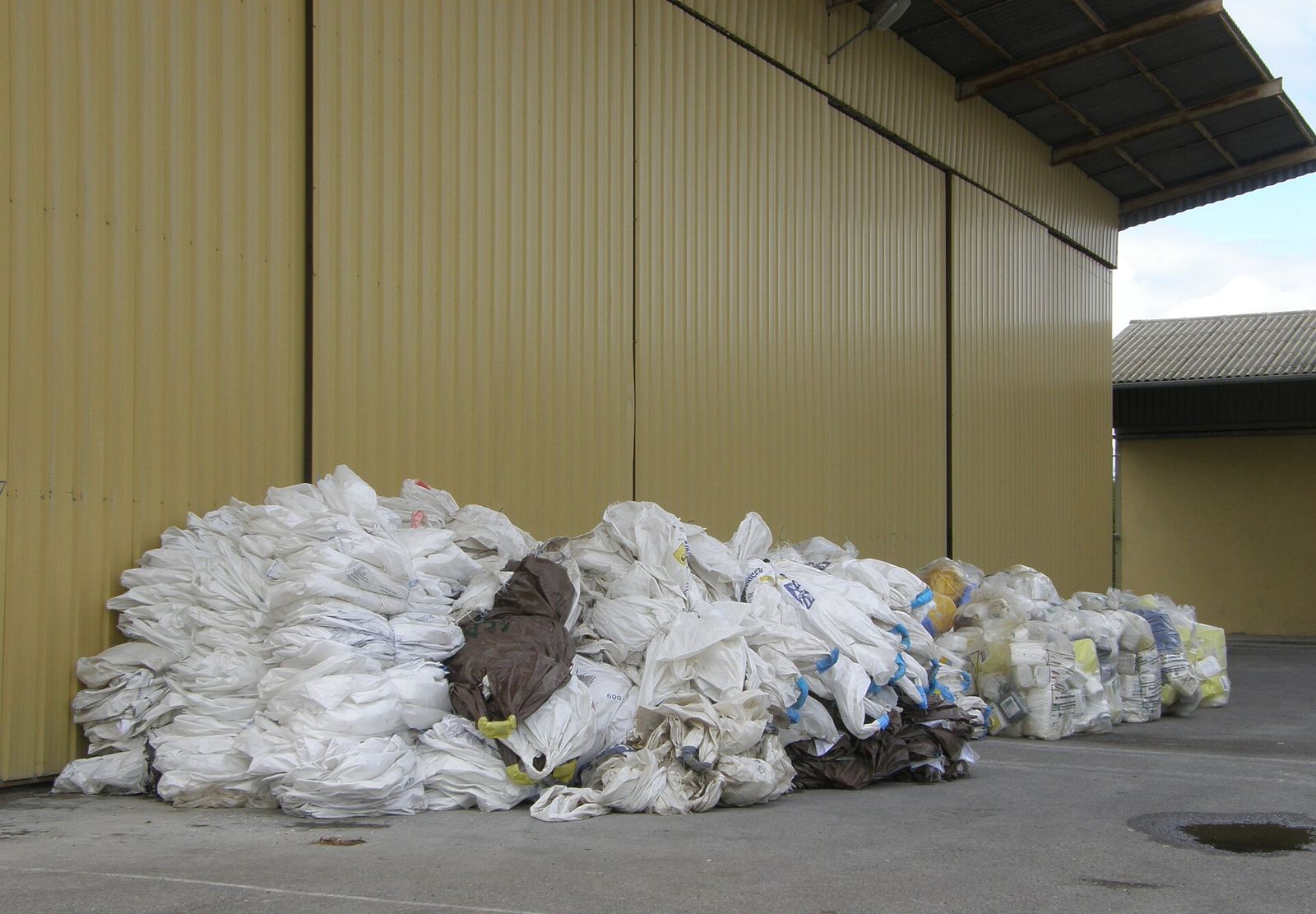 Big-bags de plastiques agricoles rapportés devant le silo de Damvillers
